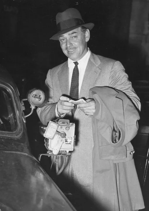 Clark Gable paying his cab drive in Paris 1952 Clark Gable paying his cab drive in Paris 1952 КРЕДИТ