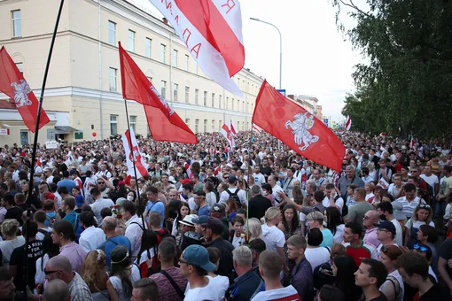 Тысячи минчан пришли к СИЗО-1, к демонстрантам присоединяются сотрудники МИД: девятый день протестов в Беларуси