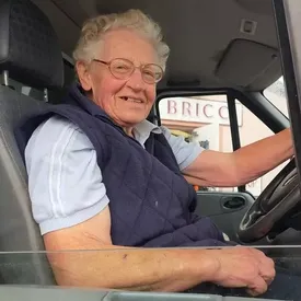 88-летняя жительница Шотландии собрала £1,5 млн на строительство дома престарелых. Чтобы исполнить мечту, женщина ежедневно работает последние 20 лет
