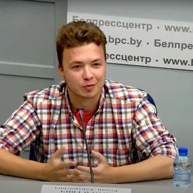 Задержанных в Минске экс-главреда Nexta Романа Протасевича и россиянку Софью Сапегу перевели под домашний арест Задержанных в Минске экс-главреда Nexta Романа Протасевича и россиянку Софью Сапегу перевели под домашний арест