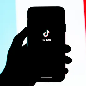 Покупкой TikTok заинтересовались Oracle, а также торговая сеть Walmart — в партнерстве с Microsoft