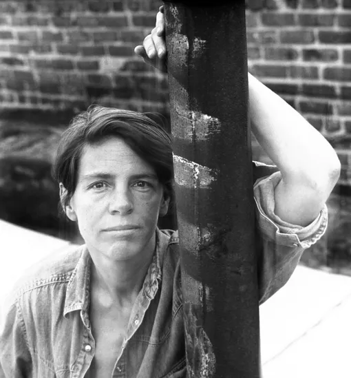MAY 1992: American novelist and poet Eileen Myles poses for a May 1992 book portrait in New York City, New York. Her book «Not Me» is published by Semiotext(e) Foreign Agents. КРЕДИТ