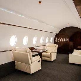 Новое дно реальности: инфлюенсеры начали публиковать фото в фейковых интерьерах частного самолета