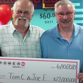 Победителю лотереи пришлось разделить $22 миллиона с другом. А все из-за обещания, данного 28 лет назад