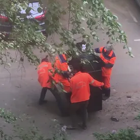 Московские грузчики спонтанно решили исполнить «Катюшу» во время работы. Они несли пианино и в то же время играли на нем Московские грузчики спонтанно решили исполнить «Катюшу» во время работы. Они несли пианино и в то же время играли на нем