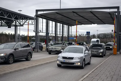 Школьница из Петербурга попыталась вместе с подругой уехать в Финляндию на такси