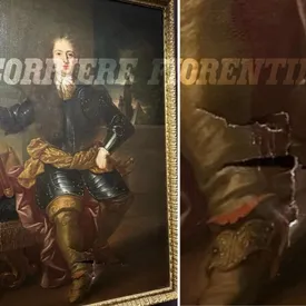 В Италии посетитель музея во время селфи упал на картину, написанную в 1690 году В Италии посетитель музея во время селфи упал на картину, написанную в 1690 году