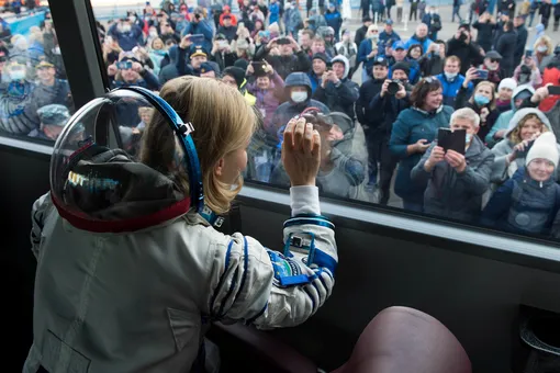 Актриса Юлия Пересильд приветствует тех, кто пришел поддержать ее и других членов экипажа перед полетом в космос