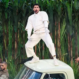 Супербоул-2026: выступление Bad Bunny, настоящая свадебная церемония, реклама Dunkin' Donuts с Аффлеком и Энистон, а также бегающие кусты