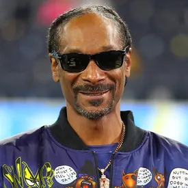 Snoop Dogg пафосно объявил, что бросает курить, и стал героем мемов. Пользователи твиттера пародируют рэпера с собственными обещаниями