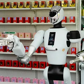 В Китае открылся первый продуктовый магазин, где посетителей обслуживает робот