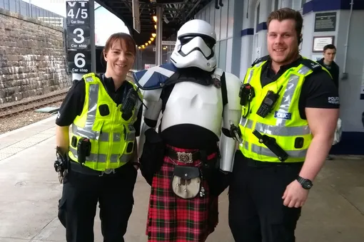 В Шотландии остановили поезд из-за сообщений о вооруженном пассажире. Оказалось, что это мужчина в костюме штурмовика из «Звездных войн»