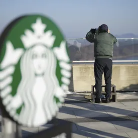 На границе Южной Кореи открыли Starbucks с видом на КНДР