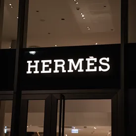 Hermès обвинили в слежке за покупателями