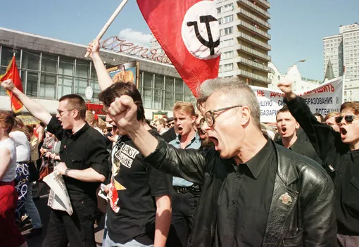 Эдуард Лимонов во время марша протеста в Москве, 20 мая 1998 года. Тогда после падения рынков коммунисты потребовали отставки президента России Бориса Ельцина