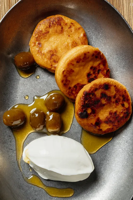 Сырники топленые, оливковое варенье