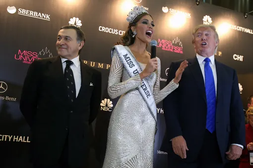 Арас Агаларов, победительница конкурса «Мисс Вселенная 2013» из Венесуэлы Габриэла Ислер и Дональд Трамп, 2013 год Арас Агаларов, победительница конкурса «Мисс Вселенная 2013» из Венесуэлы Габриэла Ислер и Дональд Трамп, 2013 год