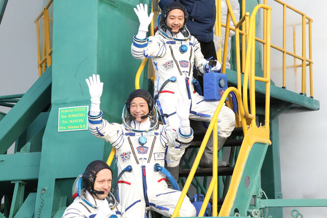 Россия впервые за 12 лет отправила на МКС космических туристов