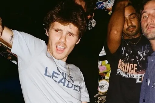 Сын Дэвида Бекхэма выпустил два трека. Он поет о сексе и грибах Сын Дэвида Бекхэма выпустил два трека. Он поет о сексе и грибах