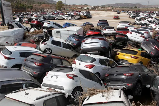 Машины, пострадавшие от наводнения в Ориуэле, Аликанте, восточная Испания, 15 сентября 2019 года. Шесть человек погибли.