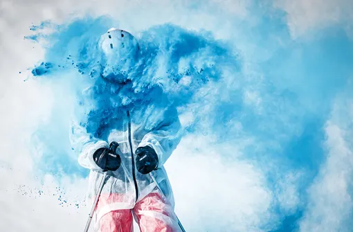 Лыжники во время соревнования Skicolor: участников мероприятия, которое является частью карнавального торжества и проходит на швейцарском курорте Ла-Цумаз, осыпают биоразлагаемым цветным порошком. Снимок сделан 23 февраля 2020 года Лыжники во время соревнования Skicolor: участников мероприятия, которое являются частью карнавального торжества и проходит на швейцарском курорте Ла-Цумаз, осыпают биоразлагаемым цветным порошком. Снимок сделан 23 февраля 2020lor event where they are sprayed with biodegradable color powders as part of carnival celebrations in the alpine resort of La Tzoumaz, Switzerland, Sunday, Feb. 23, 2020. (Valentin Flauraud/Keystone via AP), APTOPIX