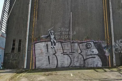 Жители британского города восстановили закрашенное граффити Бэнкси