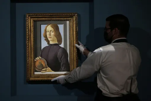 Картину Сандро Боттичелли «Портрет молодого человека с медальоном» продали за $92 миллиона. Ее купил русскоязычный коллекционер