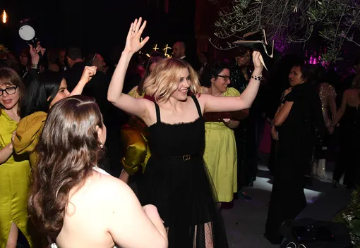 Грета Гервиг тоже не получила «Оскар» за «Маленьких женщин», что не мешает ей отлично проводить время на вечеринке журнала Vanity Fair.