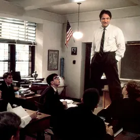 «Он сдерживал бурю в своей душе ради других людей»: Итан Хоук рассказал, что знал о проблемах Робина Уильямса на съемках «Общества мертвых поэтов»