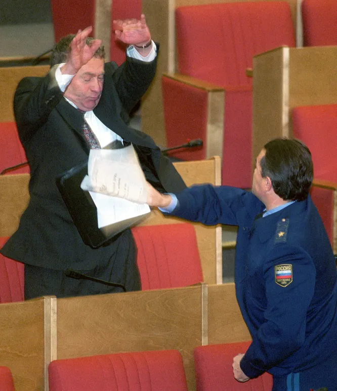 Конфликт между депутатом-коммунистом Николаем Столяровым (справа) и Жириновским на пленарном заседании Государственной думы, 1999 год