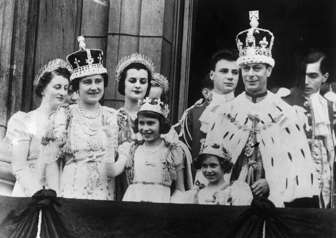 Британская королевская семья на балконе Букингемского дворца после коронации Георга VI, 12 мая 1937 года