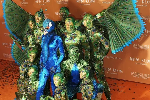 «Хайди Клум опять выиграла Хеллоуин». Модель нарядилась в павлина, а ее хвост изобразили артисты Cirque du Soleil