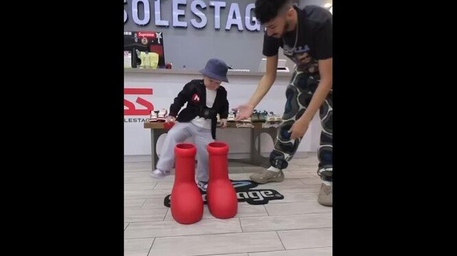 Mschf сапоги astro boy. красные сапоги mschf. хасбик в красных ботинках. хасбик в красных ботинках. огромные красные ботинки.