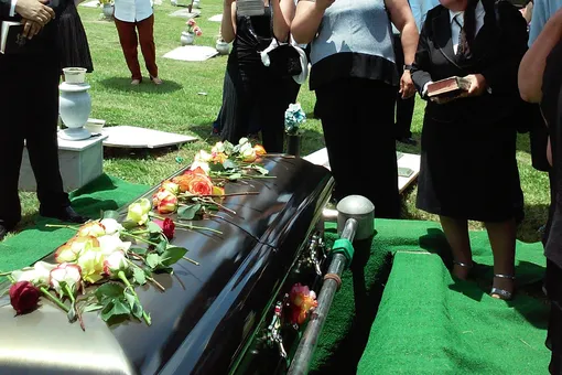В Кузбассе семья устроила похороны дедушке, умершему от коронавируса. Через неделю выяснилось, что он жив