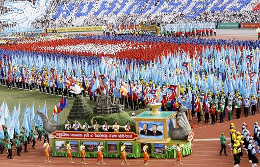Камбоджийцы на параде победы в Национальном олимпийском стадионе в Пномпене, Камбоджа. В этом году страна отмечает 40-летний юбилей со дня освобождения от кровавого режима Красных кхмеров в 1979 году, 7 января 2019