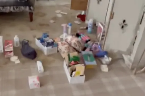 Незаправленная кровать, беспорядок на столе и разбросанные на полу вещи: Дрю Бэрримор показала свою квартиру до уборки
