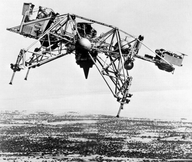 Будущий лунный модуль во время эксперимента на базе Эдвардс, 17 августа 1967 г.