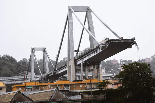 Фото: обрушение автомобильного моста в Генуе