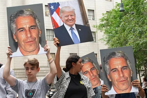 New York Times: Трамп и Эпштейн дружили около 15 лет. Они устраивали шумные вечеринки с моделями и роскошные ужины New York Times: Трамп и Эпштейн дружили около 15 лет. Они устраивали шумные вечеринки с моделями и роскошные ужины