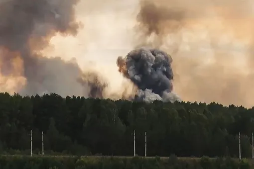 Один человек погиб в результате взрывов на складе боеприпасов в Красноярском крае