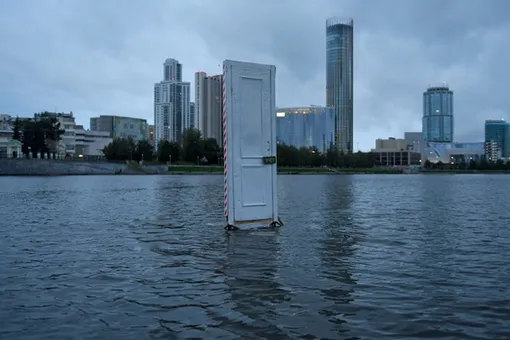 В Екатеринбурге на пруду установили арт-объект в виде двери. Спустя несколько часов ее утопили