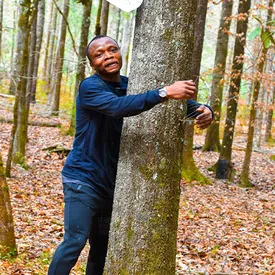 Экоактивист установил мировой рекорд, обняв больше 1000 деревьев за час