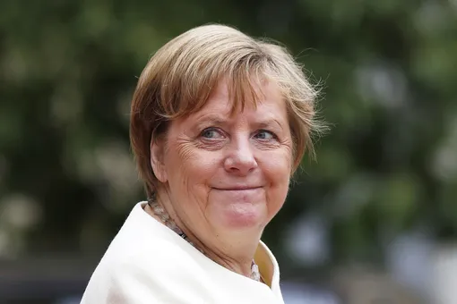 На праздновании Дня взятия Бастилии в Париже у Меркель заметили тяжелое дыхание. В правительстве ФРГ это объяснили одышкой