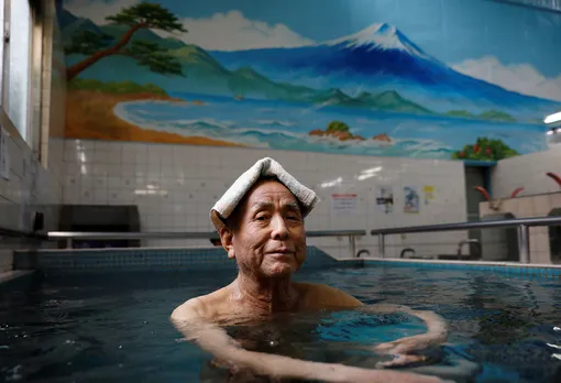 77-летний пенсионер Исто Канада в общественной бане в Токио, 2021 год