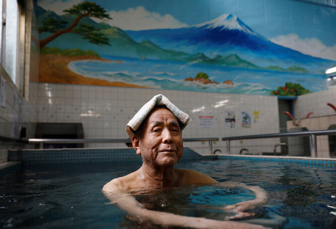 77-летний пенсионер Исто Канада в общественной бане в Токио, 2021 год