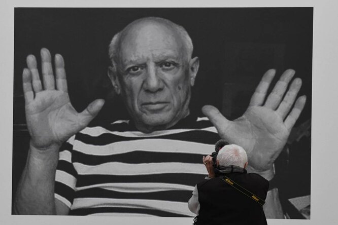 Вещь дня: тельняшка Пабло Пикассо, которую сейчас можно носить не только в мастерской художника