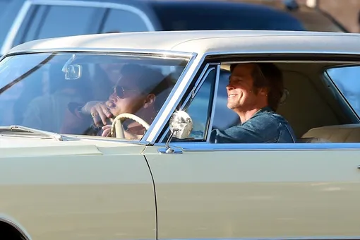 Брэд Питт и Леонардо Ди Каприо на съемках фильма «Однажды в Голливуде»
