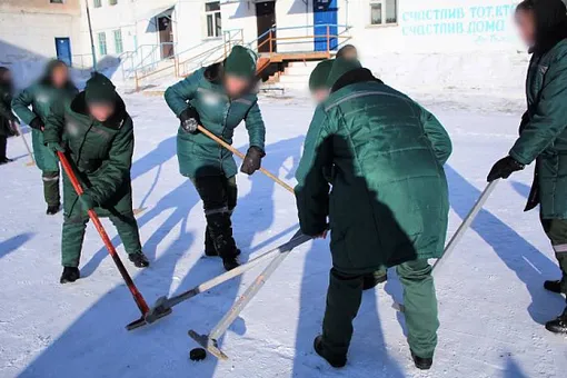 В Бурятии заключенные сыграли в хоккей швабрами вместо клюшек. В УФСИН заявили, что те получили «заряд бодрости и море положительных эмоций»