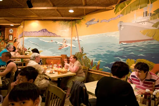 Безработным на Гавайях выделят по $500 на походы в рестораны. Так власти решили поддержать жителей во время пандемии