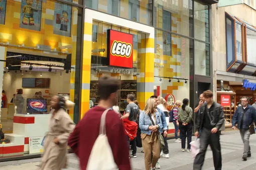 В Калифорнии арестовали мужчину, который продавал украденные наборы LEGO. Всего он похитил игрушки на общую сумму $6 тысяч В Калифорнии арестовали мужчину, который продавал украденные наборы LEGO. Всего он похитил игрушки на общую сумму $6 тысяч